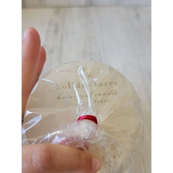 Pottery Barn holiday Berry Botanical candle 30 hour burn time - Picture 3 of 6